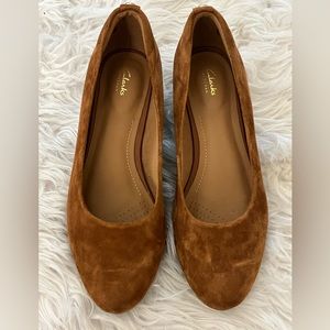 Clarks tan suede wedge